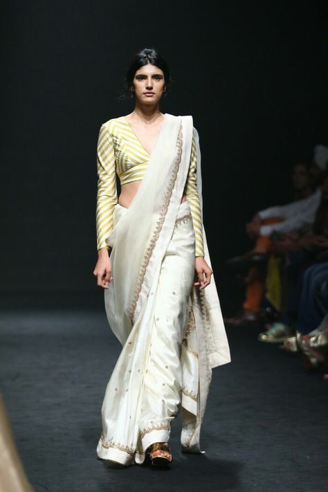 Lajjoo C at Lakmé Fashion Week summer/resort 2018 Convocation Outfit, Long Blouse Designs, Short Blouse, Blouses Designs, Indian Sari Dress, Mala Jewelry, Raw Mango, Saree Style, Ivory Blouse