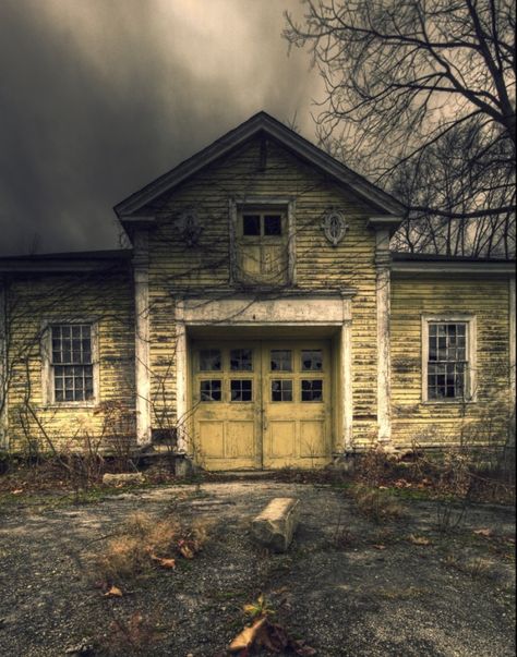 The unwelcoming garden of another former family home. Joo says: ‘I live 20 minutes from the city in one direction and 20 minutes or less from the country side in the other direction. There is lots of abandoned stuff throughout the city, and tons of abandoned and forgotten homes and towns through the countryside.’ Abandoned Ohio, Scary Houses, Old Abandoned Buildings, Abandoned Homes, Creepy Houses, Old Abandoned Houses, Old Mansions, This Old House, Livingstone