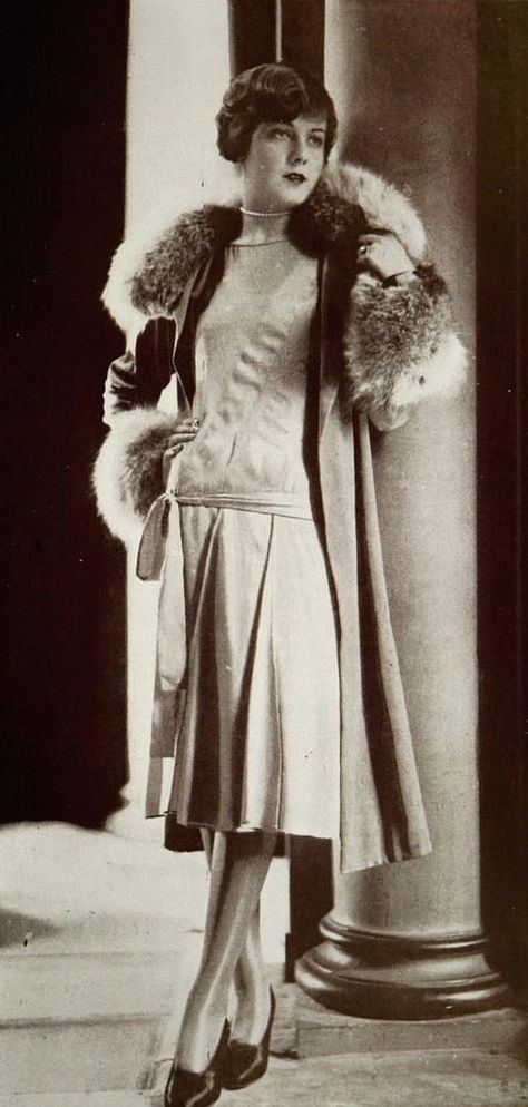 Lucien Lelong famosa per le sue cappe avvolgenti con colli di pelliccia Lucien Lelong, Style Année 20, 1920s Women, Madame Gres, 1930 Fashion, Patron Vintage, Fashion Paris, 30s Fashion, Look Retro