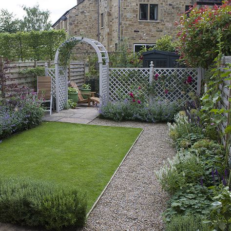 Gravel Area In Garden, Garden Gravel Border Ideas, Small Garden With Summer House, Small Gardens Uk, Dog Friendly Garden Ideas, Shady Garden Ideas, Lawn Design Ideas, Garden Screening Ideas, Shady Backyard Ideas