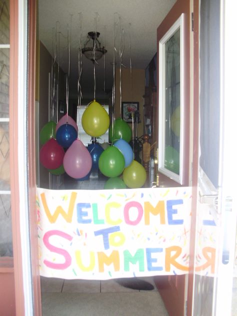 Welcome to summer sign for last day of school!  What a great way to welcome summer and celebrate end of the school year! Welcome To Summer Party, Welcome Summer Party, Last Day Of Elementary School, Last Day Of School Fun, Summer Kids Party, Welcome To Summer, Hanging Balloons, End Of Year Party, School's Out For Summer