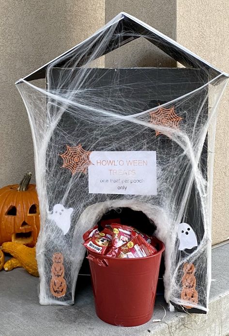 DIY Halloween Dog House Treat Station - Burnt Apple Dog Trunk Or Treat Ideas, Kennel Business, Halloween Dog Treats, Dog Station, Pet Store Ideas, Deco Halloween, Daycare Ideas, Dog Store, Dog Cages