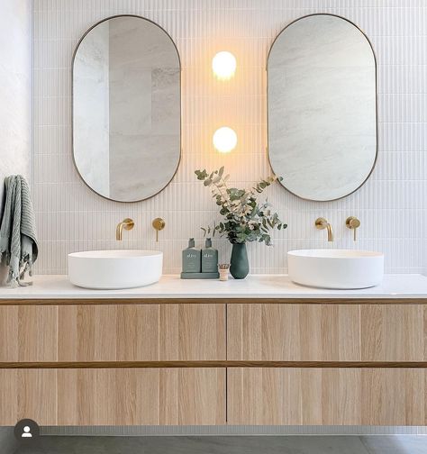 Double Vanity Mirror Ideas, Pill Mirror, Main Bathroom Ideas, Master Ensuite, Bathroom Design Decor, Mirror Cabinet, Bathroom Inspiration Decor, Main Bathroom, Bathroom Renos