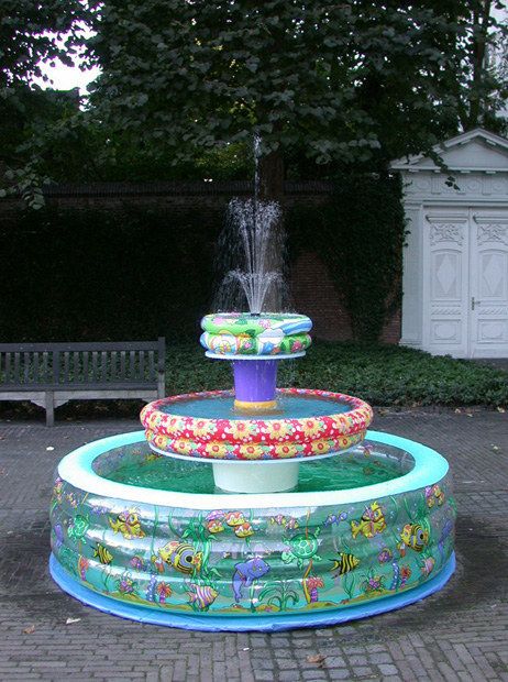 Make an inflatable pool fountain. | 37 Ridiculously Awesome Things To Do In Your Backyard This Summer Pumpkin Golf, Golf Halloween, Swimming Pool Fountains, Games Halloween, Building A Swimming Pool, Party Stand, Pool Fountain, Summer Backyard, Easy Backyard