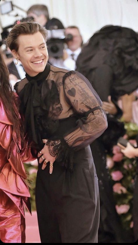 Harry Styles Feminine, Harry Styles Met Gala 2019, Harry Styles Red Carpet, The Selection Dresses, Harry Styles Met Gala, Selection Dresses, Fine Line Era, Go Little Rockstar, Met Gala Outfits