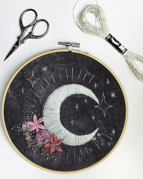 Bordado en tela teñida anilina negra, luna con hilo metalizado plateado, mouliné y mostacillas plateadas #embroidery #moon #silver #hoop Inspiring Embroidery, Diy Pennant Banner, Sashiko Mending, Canmore Alberta, Embroidery Hoop Crafts, Hand Embroidery Art, Glitter Fabric, Hand Embroidery Patterns, Gold Hands