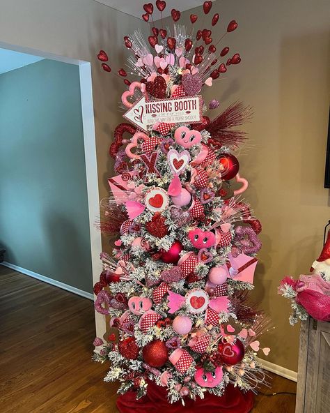 Day Room Decor, Valentine's Tree, Nail Valentine, Valentines Window Display, Themed Trees, Black Christmas Decorations, Seasonal Tree, Valentines Day Decoration, Floral Christmas Tree