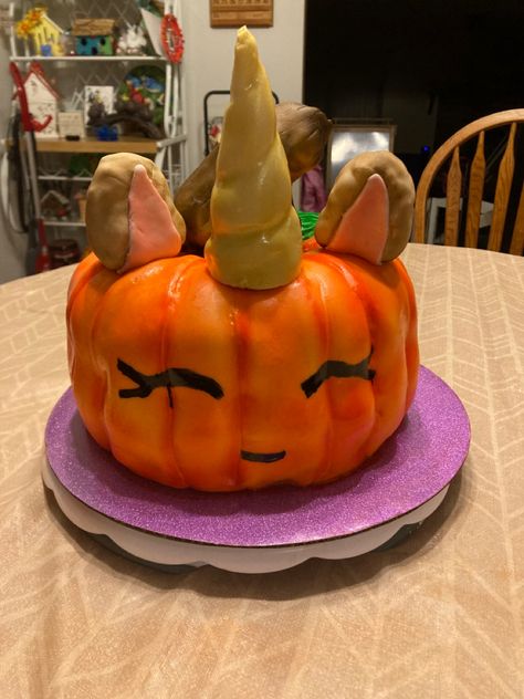 This pumpkin got all dressed up like a unicorn werewolf. Pumpkin Unicorn, Unicorn Birthday Party Cake, Gold Fondant, Halloween Pumpkin Cake, Sculpted Cake, Cupcakes Wallpaper, Cocktail Party Decor, Halloween Infantil, Christmas Cocktail Party