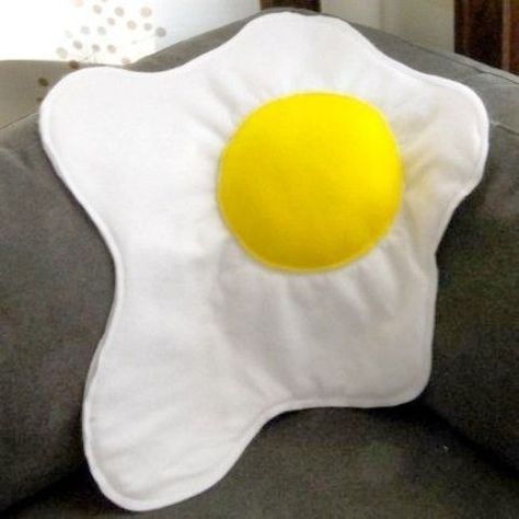 Unique Pillows That Will Make You Swoon Egg Pillow, Food Pillows, Funny Pillows, Cute Pillows, Creation Couture, Unique Pillows, Diy Pillows, An Egg, Pillow Design