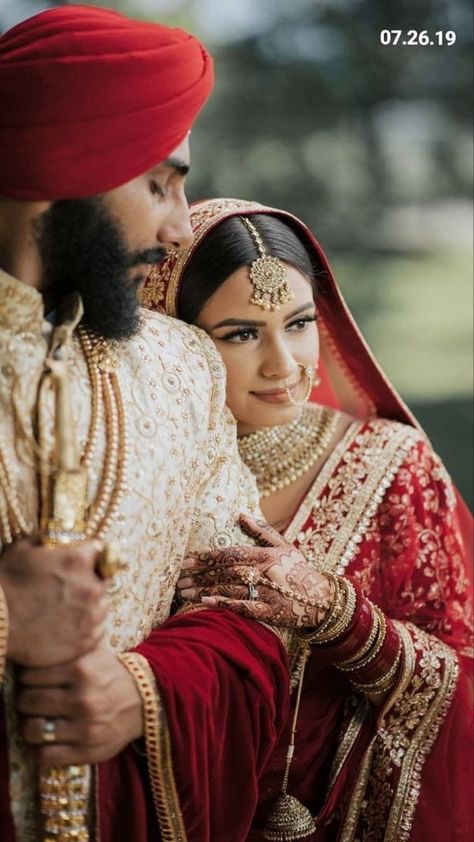 Sikh Wedding Photography, Bride Groom Photoshoot, Bride Groom Poses, Indian Wedding Poses, Bride Photos Poses, Groom Photoshoot, Pre Wedding Photoshoot Outfit, Wedding Portrait Poses, Bridal Photography Poses