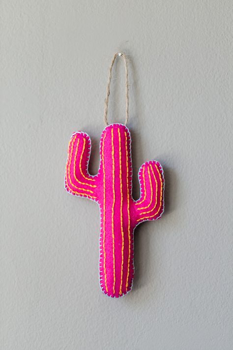 Hot Pink Felt Cactus Ornament – Make Eat Sleep Repeat Christmas Ornaments Felt Diy, Mexican Felt Crafts, Pink Felt Ornaments, Cactus Ornaments Diy, Diy Pink Ornaments, Diy Felt Ornaments, Embroidery Cactus, Felt Cactus, Felt Ornaments Diy