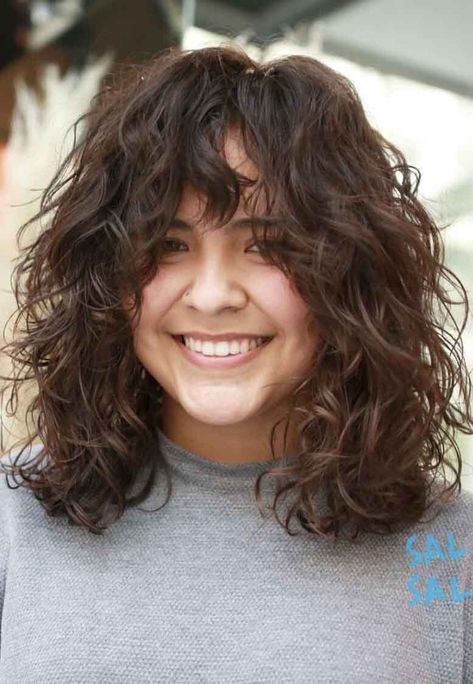 Layered Shoulder Length Hairstyles Big Barrel Curls, Wavy Hair With Bangs, Shoulder Length Layered Hair, Chubby Face Haircuts, Shoulder Length Curly Hair, Barrel Curls, Short Hairdos, Wavy Haircuts, Shoulder Hair