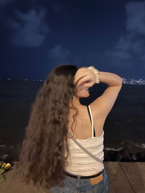 📍marine drive, mumbai Marine Drive Photography, Mumbai Outfits Women, Marine Drive Mumbai Photo Poses, Mumbai Photo Poses, Marine Drive Photo Poses, Mumbai Outfit Ideas, Mumbai Photography Poses, Marine Drive Mumbai Aesthetic, Marine Drive Mumbai Photography