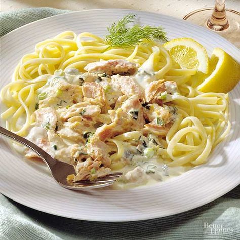 Linguine with Smoked Salmon in Cream Sauce Salmon In Cream Sauce, Salmon Linguine, Salmon With Cream Sauce, Creamy Seafood Pasta, Seafood Pasta Dishes, Butter Salmon, Shellfish Recipes, Seafood Pasta, Master Chef