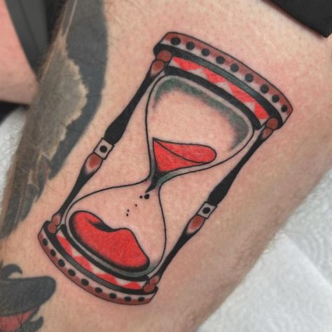 Matt van Herten on Instagram: "Hourglass for Cameron, thanks man! . . . . . #tattoo #traditionaltagttoo #traditional #tradworkers #sydney #besttradtattoos #hourglass #hourglasstattoo #tradtattoos #darlinghurst" Traditional Hourglass Tattoo, Hourglass Tattoos, Tattoo Upper Arm, Old School Barber, Traditional Skull, Trad Tattoos, Hand Tattoo Designs, Neo Tattoo, Real Tattoos