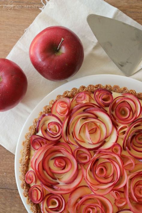 Apple Rose Pie - beautiful! This looks frustratingly difficult, but I want to try making it... Maple Custard, Apple Rose Pie, Apple Rose Tart, Fest Mad, Apple Rose, Apple Roses, Läcker Mat, Food Presentation, Apple Recipes