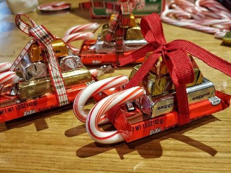 Kit Kat Santa Sleighs that are Simple to Make Candy Sleigh, Christmas Candy Crafts, Homemade Gifts For Mom, Christmas Gift Baskets Diy, Christmas Candy Gifts, Christmas Sled, Santa Candy, Paper Christmas Decorations, Christmas Gift Basket