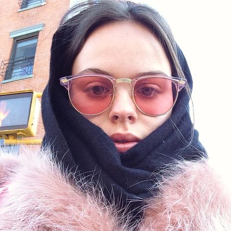 Atlanta de Cadenet Taylor Atlanta De Cadenet Taylor, Glasses Design, Hobo Chic, Pink Lenses, Oakley Frogskins, Ray Ban Sunglasses Outlet, Rose Colored Glasses, Wearing Glasses, Fashion Glasses