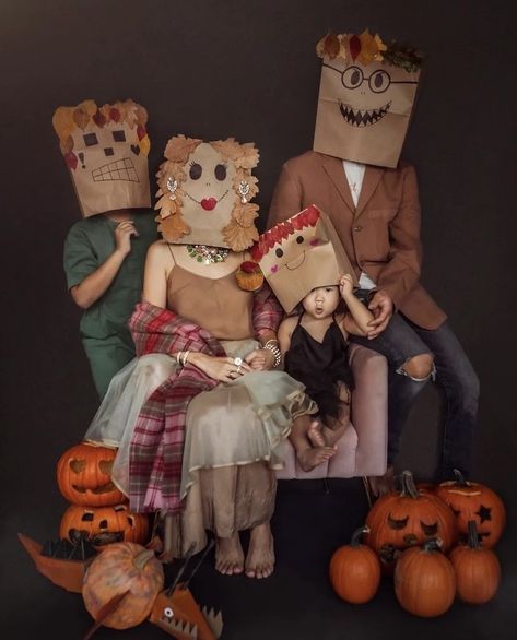 Awkward Family Pictures, Awkward Family Christmas, Halloween Lunch Box, Happy Halloween Pictures, Photo Props Diy, Hallowen Ideas, Halloween Photography, Eye Of The Beholder, Christmas Family Photos