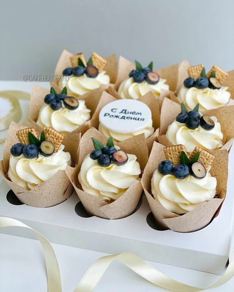 Simple Elegant Cupcake Designs, Muffin Decoration Ideas, Cupcakes Cake Ideas, Bake Sale Packaging, Elegant Cupcakes, Cupcake Cake Designs, Cupcakes Decorados, Baking Business, Cupcake Designs