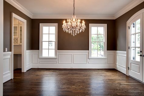 Dining room Wainscot Living Room, Waynes Coating Living Room, Farmhouse Chic Living Room, Colonial Home Interior, Wainscoting Ideas, Dining Wall Decor, Interior Wall Colors, Dining Room Wainscoting, Wainscoting Styles