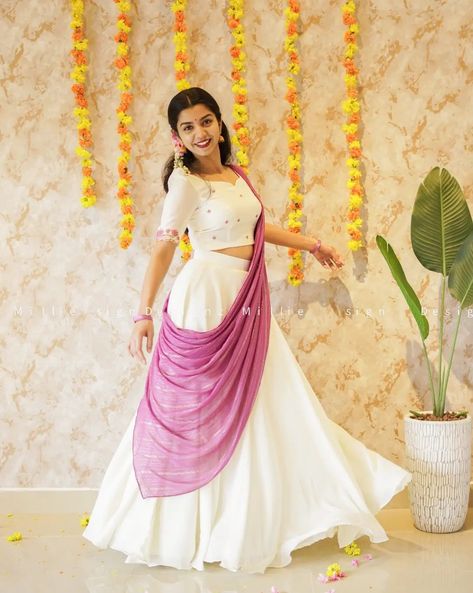 Onam Celebration Dress, Half Saree Ideas Simple, South Indian Look Simple, Davani Half Saree Kerala, Dhavani Designs, Onam Outfits Ideas, New Party Wear Dress, Function Outfit, Long Skirt Top Designs