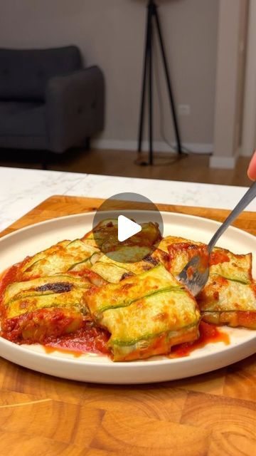 @veganrecipe_ideas on Instagram: "🔥😋🔥"GET The Complete Plant Based Cookbook - Over 200+ Delicious Vegan Recipes Including 30-day Meal Plans" =>> LINK IN BIO 🔗 @veganrecipe_ideas  Glutenfree Zucchini Involtini  By @Dr.vegan  Ingredients 4 medium zucchini 2 cups vegan cream cheese 1/4 cup thinly sliced basil divided 1 clove garlic minced Kosher salt Freshly ground black pepper Italian seasoning: to taste 1/4 cup chopped olives 2 cups fresh spinach roughly chopped 2 cups tomato sauce Vegan Parmesan for topping Extra-virgin olive oil for drizzling  Instructions Preheat oven to 375°F (190°C). Make the zucchini noodles: Slice two sides of each zucchini lengthwise to create two flat sides. Using a vegetable peeler, slice each zucchini into thin, flat strips until you reach the center. These a Zucchini Involtini, 1960s Food, Vegetable Dishes Recipes, Zucchini Ravioli, Vegan Dumplings, Vegan Casserole, Gluten Free Vegetarian Recipes, Gluten Free Main Dishes, Plant Based Cookbook