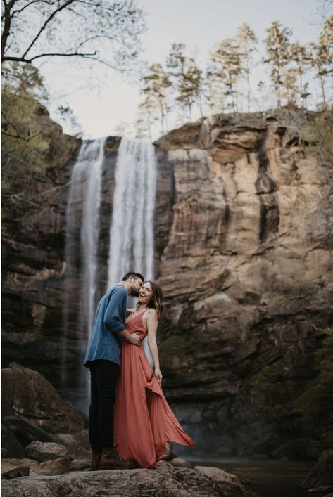 Waterfall Photography Couple, Waterfall Prewedding Shoot, Waterfall Family Photoshoot, Prewedding Waterfall, Georgia Photoshoot, Prewedding Photography Beach, Mountain Poses, Waterfall Pics, Waterfall Shoot