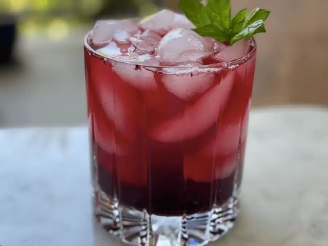 Cheers to Brain Health: A Drink to Improve Memory | Amos Institute Blog Dried Hibiscus Flowers, Mint Essential Oil, Blueberry Juice, Mint Oil, Drink Recipes Nonalcoholic, Ceylon Cinnamon, Green Tea Benefits, Nourishing Foods, Wild Blueberries