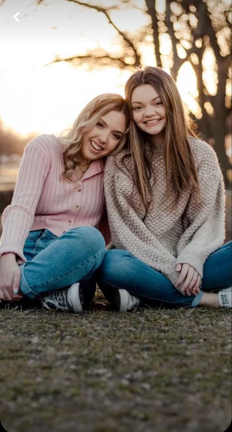 Friend Photoshoot Poses, Best Friend Photoshoot Poses, Mother Day Photo, Mothers Day Photoshoot, Mommy And Me Poses, Aesthetic Mother, Sibling Photography Poses, Adventure Photoshoot, Mother Daughter Poses