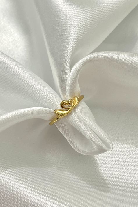 A gold band shaped as two swans kissing each other. Swan Ring Gold, Swan Valentine, Matching Gold Rings, Etsy Rings, Swan Ring, Best Friend Ring, Swan Jewelry, Best Friend Rings, Gold Swan