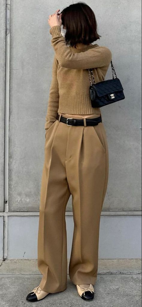 Luxury Timeless Pants For Spring, Casual Spring Style 2023, Ralph Lauren Style Women Casual, Summer Street Style 2023 Women, Spring Chic Straight Parachute Pants, Classic Spring Streetwear Pants, Chic Spring Knit Turtleneck, Classic Spring Streetwear Sweatshirt, Sporty Elegant Style