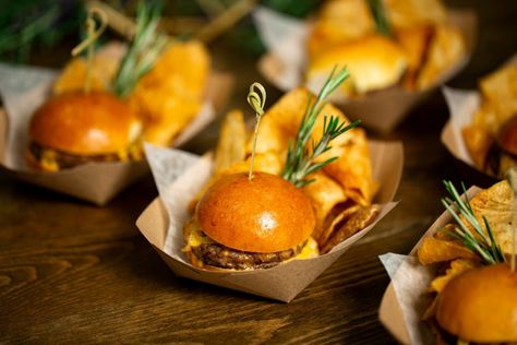 Sliders And Fries Wedding, Mini Burgers Wedding, Slider Bar Wedding Reception, Wedding Food Late Night, Wedding Night Snack, Wedding Evening Food Ideas, Wedding Sliders Station, Food For Reception, Wedding Ideas Snacks