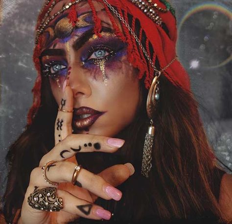 Gypsy Fortune Teller Halloween Makeup Idea Fortune Teller Costume, Makeup Clown, Halloweenský Makeup, Halloween Make-up Looks, Smink Inspiration, Makijaż Smokey Eye, Special Effects Makeup, Halloween Costumes Makeup, Fx Makeup