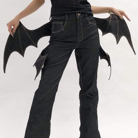 doesn't have to stick out, but I like the idea of bat wings on clothing. Maybe jacket W/bat wings? Bat Wing, Cool Fits, Edgy Outfits, Character Outfits, Mode Inspiration, Dream Clothes, Bat Wings, Costume Design, Mode Outfits