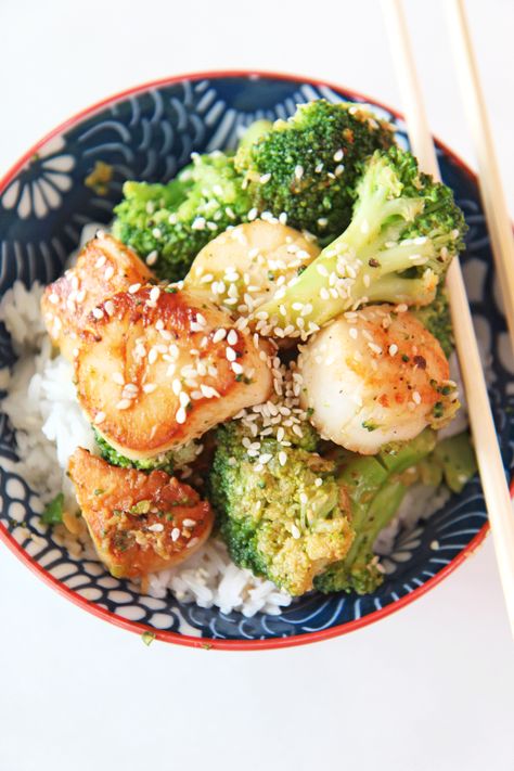 Scallop and Broccoli Stir Fry - With just a few ingredients and one pot you will have a delicious dinner on the table in 15 minutes! Happy Cooking! www.ChopHappy.com #strifry #scallops Scallop Recipe, Fry Food, Dried Scallops, Lunch Restaurant, Broccoli Stir Fry, Happy Cooking, Sunday Recipes, Scallop Recipes, Easy Seafood Recipes