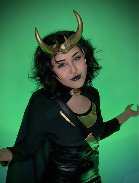 Fem Loki Cosplay, Loki Costume Female Diy, Halloween Marvel Costumes, Loki Cosplay Female, Female Loki Cosplay, Loki Makeup, Loki Movie, 16 Bday Ideas, Fem Loki