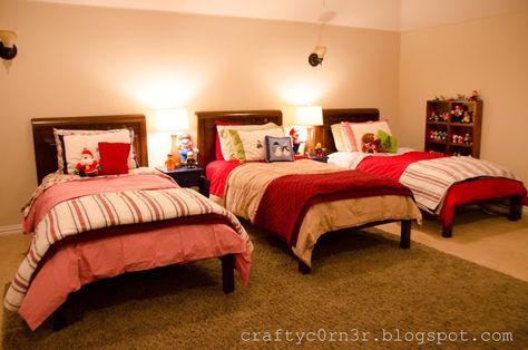 3 Beds for 3 Boys~ Seth wants the three beds in a row again. 3 Boys Shared Bedroom, 3 Bed In One Room Ideas, Boys Single Bed, Three Beds, Traditional Bedroom Design, Holiday Bed, Boys Shared Bedroom, Kids Room Interior Design, Retreat Center