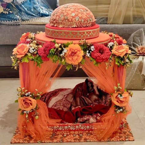 Indian Wedding Hampers Gift Packaging, Mendhi Plates Wedding Decorations, Wedding Trey Ideas, Indian Wedding Trousseau Packing, Doli Decoration For Packing, Indian Gift Packing Ideas, Bridal Packing Ideas Indian, Barat Swagat Gift Ideas, Wedding Chaab Decoration