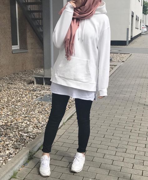 betulxycl Hoodie Hijab, Dresses Casual Modest, Stile Hijab, Hijab Look, Street Hijab Fashion, Modern Hijab Fashion, Hijab Style Casual, Casual Hijab Outfit, Muslim Fashion Hijab