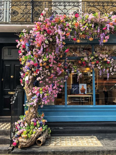 les senteurs, elizabeth street london, most instagrammable places in london, the-alyst.com Spring Aesthetic London, Street Flowers Aesthetic, Flowers In London, Flower Shop Aesthetic Exterior, Flowershop Aesthetic Exterior, Elizabeth Street, Flowers Birthday, Nothing But Flowers, Flower Therapy