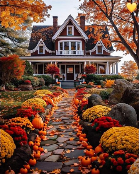 Fall Houses Exterior, Fall Cottage, Magical House, Amazing Homes, New England Homes, Autumn Scenes, Mountain Homes, Autumn Scenery, Autumn Beauty