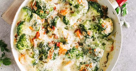 chicken-alfredo-broccoli Broccoli And Cheese Casserole, Galveston Diet, Creamy Broccoli, Bacon Recipe, Cheese Casserole, Sauteed Chicken, Resep Diet, Skillet Meals, Chicken Alfredo