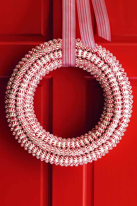 Diy Christmas Craft Ideas, Peppermint Wreath, Christmas Decor Diy Cheap, Diy Christmas Door Decorations, Holiday Door Decorations, Diy Christmas Door, Christmas Door Decoration, Christmas Craft Ideas, Elegant Christmas Decor