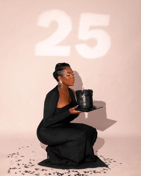 𝐵𝑜𝑙𝑎 𝑇ℎ𝑒 𝐵𝑎𝑙𝑙𝑒𝑟 | CREATIVE GENIUS on Instagram: "Still 20 with 5 years of experience 🖤  Happy Silver celebration, Dear me🎂🥳 . . . . . .  👗 @avariofficiall  💄 @blackiebees_glam  📸 @theofficialfolarin 🕶️ @salty_chambers" Birthday Photo Shoot Ideas, Glam Birthday, 21st Bday Ideas, Silver Jubilee, Glam Photoshoot, Birthday Shoot, Creative Genius, 75th Birthday, Dear Me