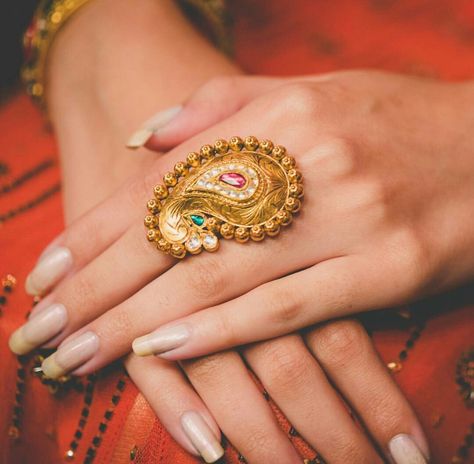 Traditional Koyali Design Ring Gold Finger Rings Indian Traditional, Antique Gold Rings Indian, Traditional Jewelry Indian Gold Jewellery, Antique Gold Ring Design For Women, Jodha Ring Design Gold, Traditional Gold Ring, Wedding Rings Box, Rings Box, Beautiful Gold Rings