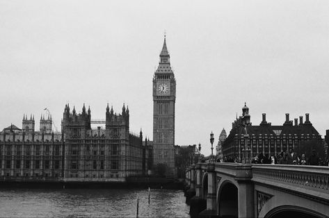 black and white 35mm film photography, taken on pentax k100 #blackandwhite #filmphotography #photography #camera #london #city #cityscape #downtown Black White Film Photography, Black And White Photography Aesthetic, Black And White Film Photography 35mm, City Film Photography, Autumn Black And White, Black And White 35mm, London Black And White, Background Laptop, Life After College