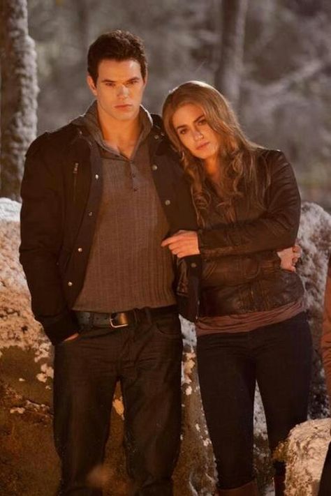 Emmett and Rosalie - The Twilight Saga Rosalie Twilight, Rosalie Cullen, Vampire Twilight, Rosalie Hale, Twilight Saga Series, Twilight Cast, Twilight Breaking Dawn, Breaking Dawn Part 2, Twilight Photos