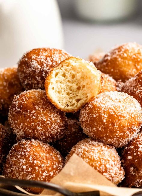 Pile of no yeast donut holes with the top one missing a bite. Healthy Donut Holes, Fried Donut Holes, Simple Donuts, Donut Holes Recipe, Boston Cream Donut, Donut Hole Recipe, Yeast Donuts, Fried Donuts, Diy Donuts