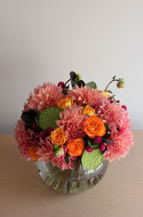 Dahlia fishbowl arrangement Fishbowl Flower Arrangements, Fish Bowl Flower Arrangements, Fishbowl Centerpiece, Flowers 2023, Floristry Design, Fall Fishing, Fall Flower Arrangements, Floral Work, Flower Vase Arrangements